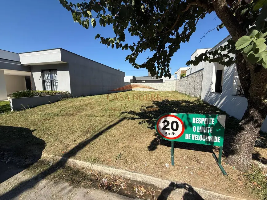 Foto 2 de Terreno / Lote à venda, 253m2 em Tremembe - SP