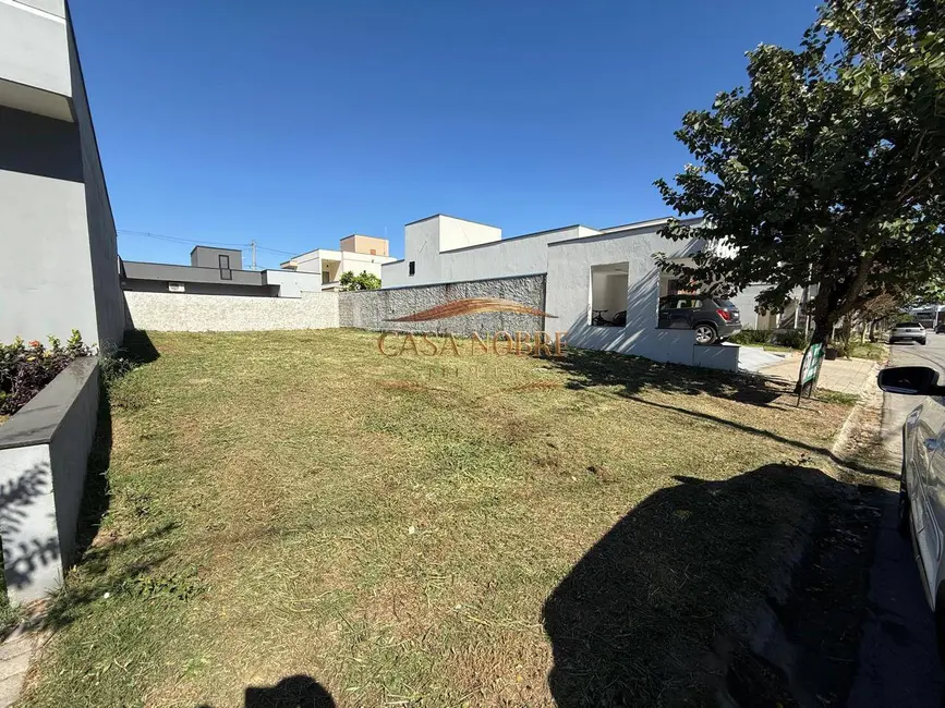 Foto 1 de Terreno / Lote à venda, 253m2 em Tremembe - SP