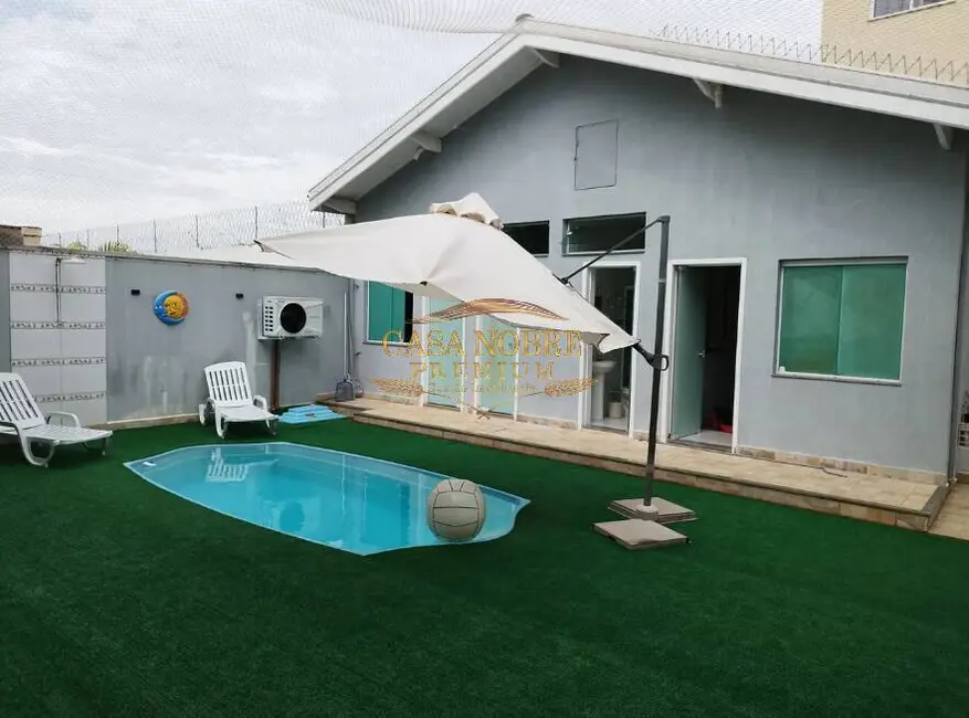 Foto 1 de Casa com 3 quartos para alugar, 500m2 em Piracangaguá, Taubate - SP