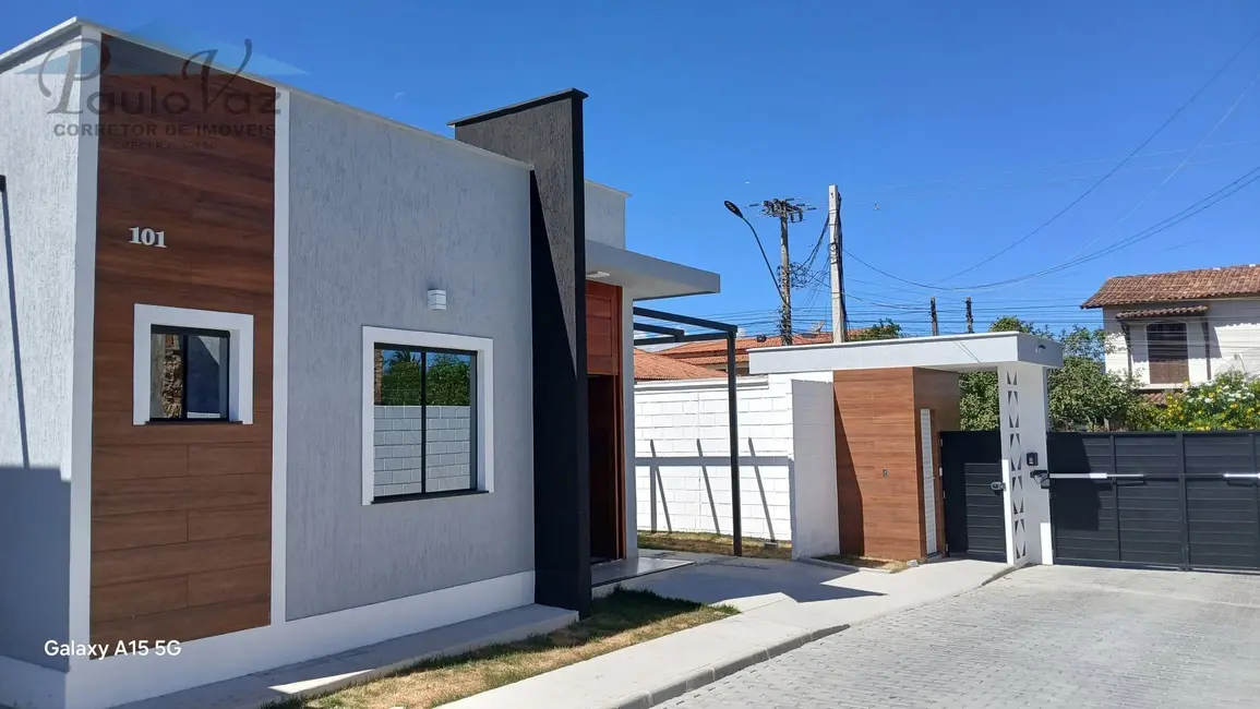 Foto 2 de Casa com 2 quartos à venda, 70m2 em Araruama - RJ