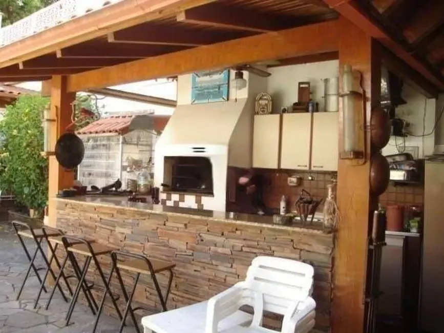 Casa com 3 quartos à venda, 230m2 em Higienópolis, Porto Alegre - RS - imagem 3 Foto 3 de Casa com 3 quartos à venda, 230m2 em Higienópolis, Porto Alegre - RS