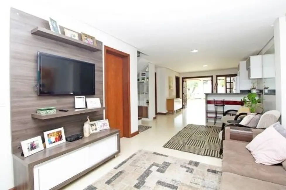 Casa com 3 quartos à venda, 192m2 em Passo das Pedras, Porto Alegre - RS - imagem 2 Foto 2 de Casa com 3 quartos à venda, 192m2 em Passo das Pedras, Porto Alegre - RS