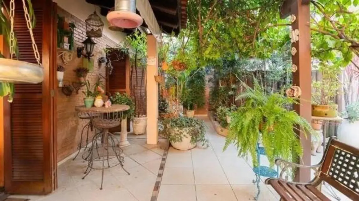 Casa com 4 quartos à venda, 233m2 em Chácara das Pedras, Porto Alegre - RS - imagem 4 Foto 4 de Casa com 4 quartos à venda, 233m2 em Chácara das Pedras, Porto Alegre - RS