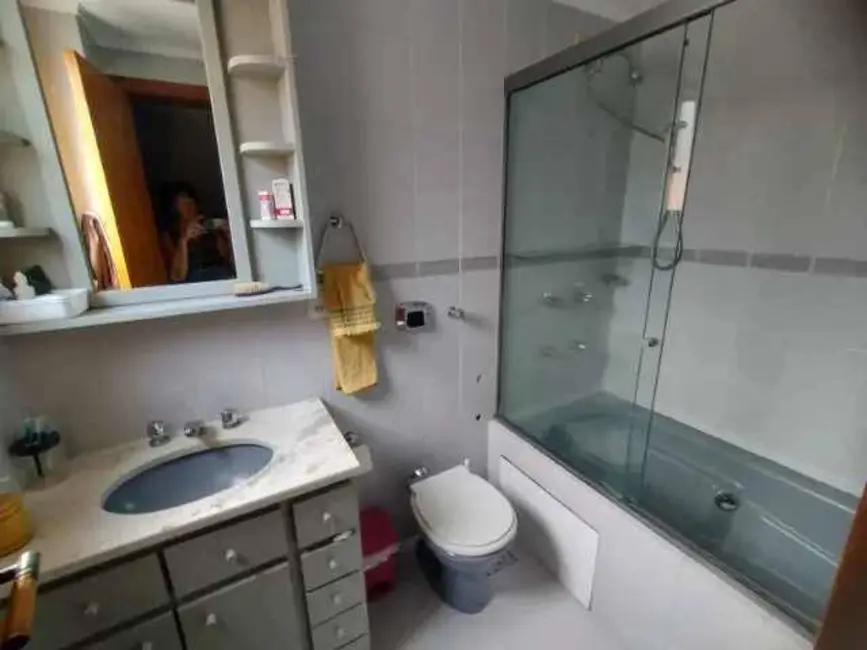 Apartamento com 3 quartos à venda, 107m2 em Higienópolis, Porto Alegre - RS - imagem 5 Foto 5 de Apartamento com 3 quartos à venda, 107m2 em Higienópolis, Porto Alegre - RS