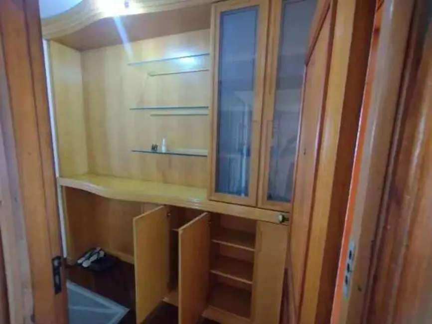 Apartamento com 3 quartos à venda, 107m2 em Higienópolis, Porto Alegre - RS - imagem 7 Foto 7 de Apartamento com 3 quartos à venda, 107m2 em Higienópolis, Porto Alegre - RS