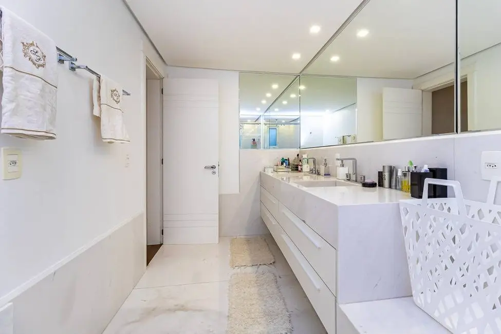 Apartamento com 3 quartos à venda, 223m2 em Bela Vista, Porto Alegre - RS - imagem 6 Foto 6 de Apartamento com 3 quartos à venda, 223m2 em Bela Vista, Porto Alegre - RS