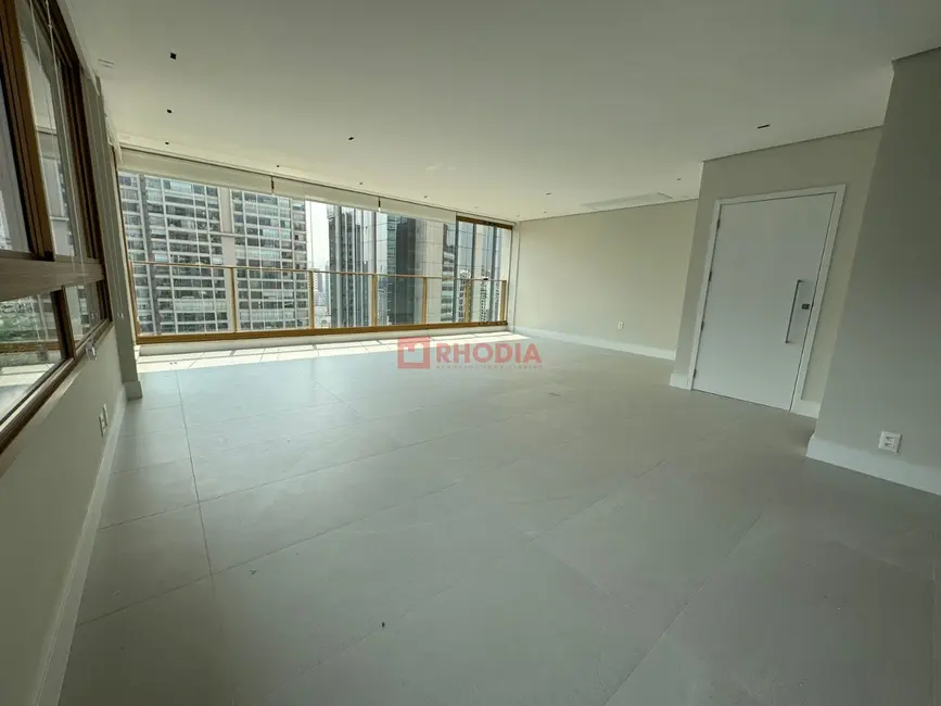 Apartamento com 3 quartos para alugar, 147m2 em Itaim Bibi, São Paulo - SP - imagem 3 Foto 3 de Apartamento com 3 quartos para alugar, 147m2 em Itaim Bibi, São Paulo - SP
