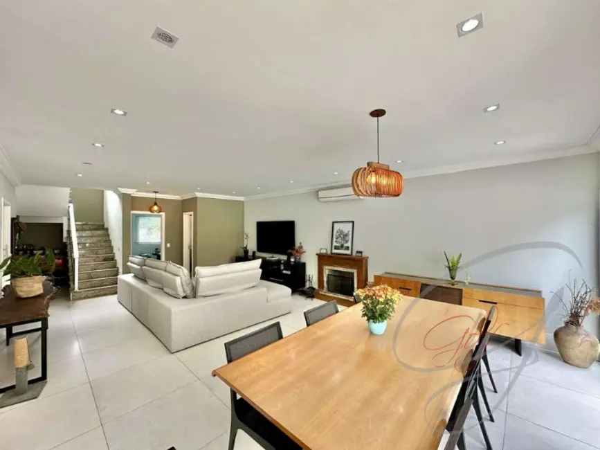 Casa de Condomínio com 3 quartos à venda, 224m2 em Jandira - SP - imagem 4 Foto 4 de Casa de Condomínio com 3 quartos à venda, 224m2 em Jandira - SP