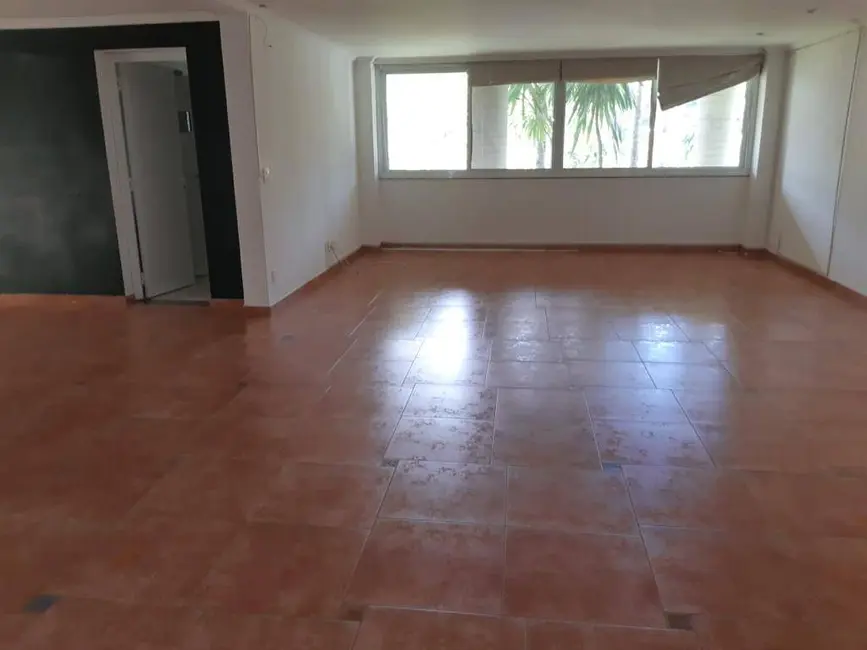Casa com 5 quartos para alugar, 1500m2 em Residencial Tamboré, Barueri - SP - imagem 4 Foto 4 de Casa com 5 quartos para alugar, 1500m2 em Residencial Tamboré, Barueri - SP