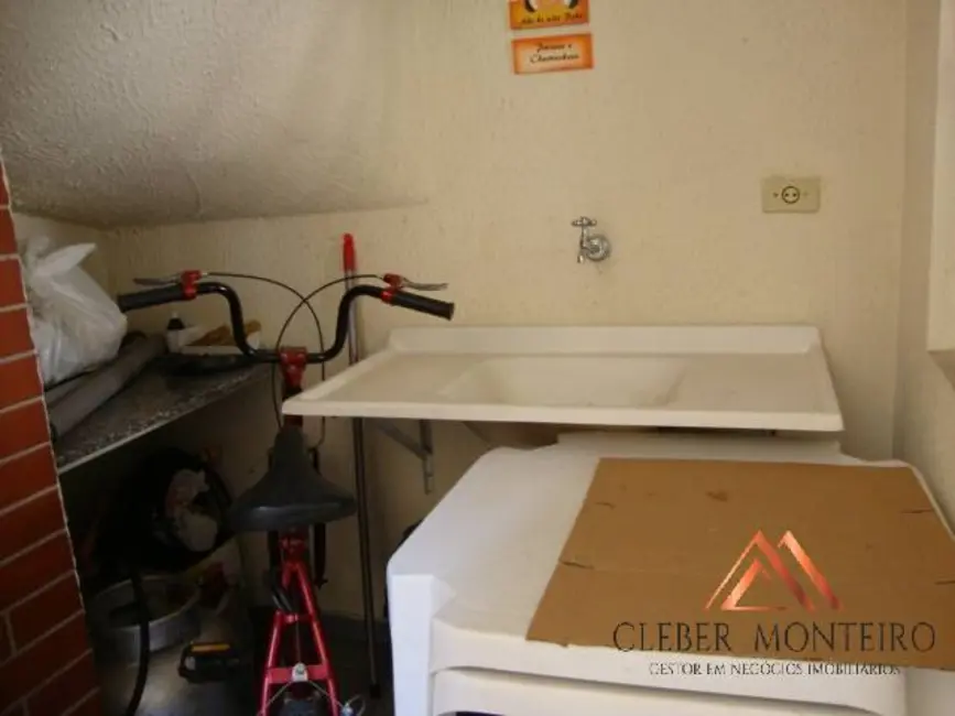 Sobrado com 3 quartos à venda, 149m2 em Novo Mundo, Curitiba - PR - imagem 4 Foto 4 de Sobrado com 3 quartos à venda, 149m2 em Novo Mundo, Curitiba - PR