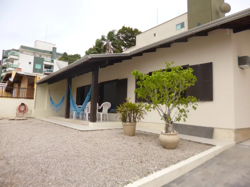 Foto 1 de Casa com 2 quartos à venda, 130m2 em Centro, Bombinhas - SC