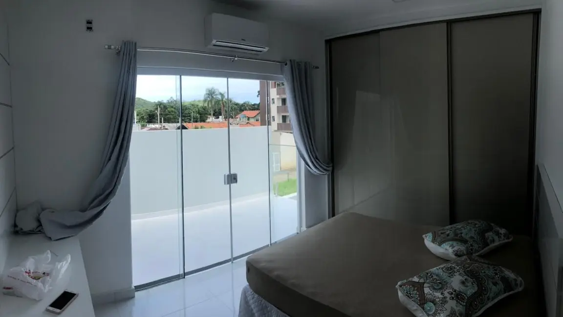 Casa com 2 quartos à venda, 147m2 em Bombinhas - SC - imagem 3 Foto 3 de Casa com 2 quartos à venda, 147m2 em Bombinhas - SC