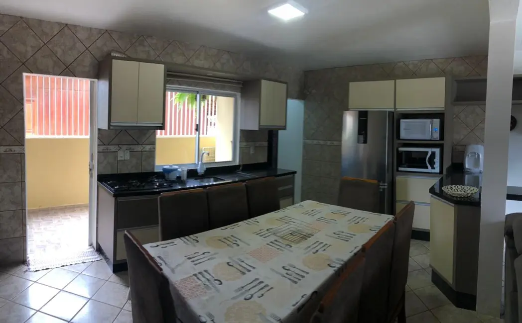 Casa com 4 quartos à venda, 120m2 em Bombinhas - SC - imagem 6 Foto 6 de Casa com 4 quartos à venda, 120m2 em Bombinhas - SC