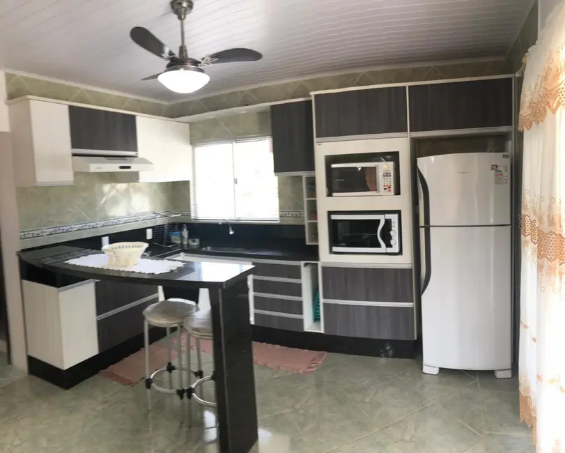 Casa com 4 quartos à venda, 120m2 em Bombinhas - SC - imagem 4 Foto 4 de Casa com 4 quartos à venda, 120m2 em Bombinhas - SC