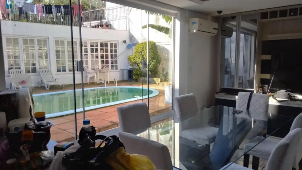 Casa com 5 quartos à venda, 300m2 em Vila Jardim, Porto Alegre - RS - imagem 1 Foto 1 de Casa com 5 quartos à venda, 300m2 em Vila Jardim, Porto Alegre - RS