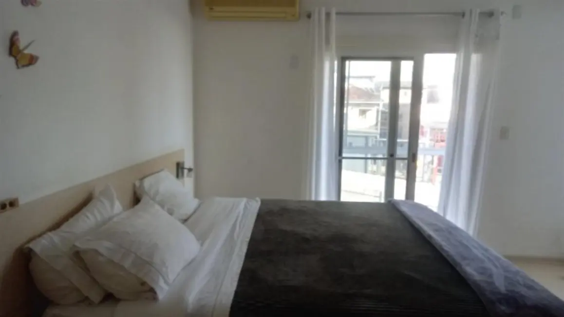 Casa com 5 quartos à venda, 300m2 em Vila Jardim, Porto Alegre - RS - imagem 2 Foto 2 de Casa com 5 quartos à venda, 300m2 em Vila Jardim, Porto Alegre - RS