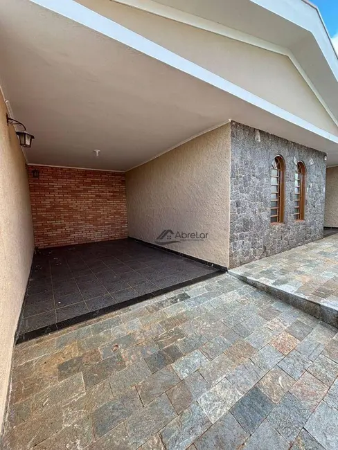 Foto 2 de Casa com 3 quartos para alugar, 261m2 em Chácara das Paineiras, Votuporanga - SP