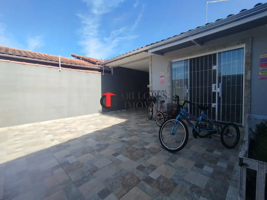 Foto 2 de Casa com 3 quartos à venda e para alugar, 210m2 em Mongagua - SP