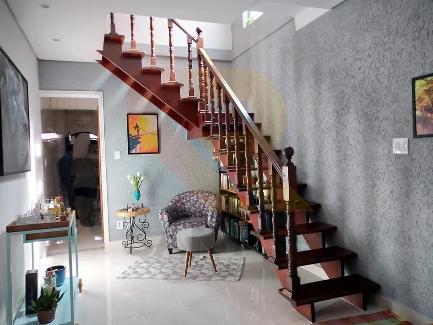 Foto 4 de Casa com 3 quartos à venda, 220m2 em Jardim Via Dutra, Aruja - SP