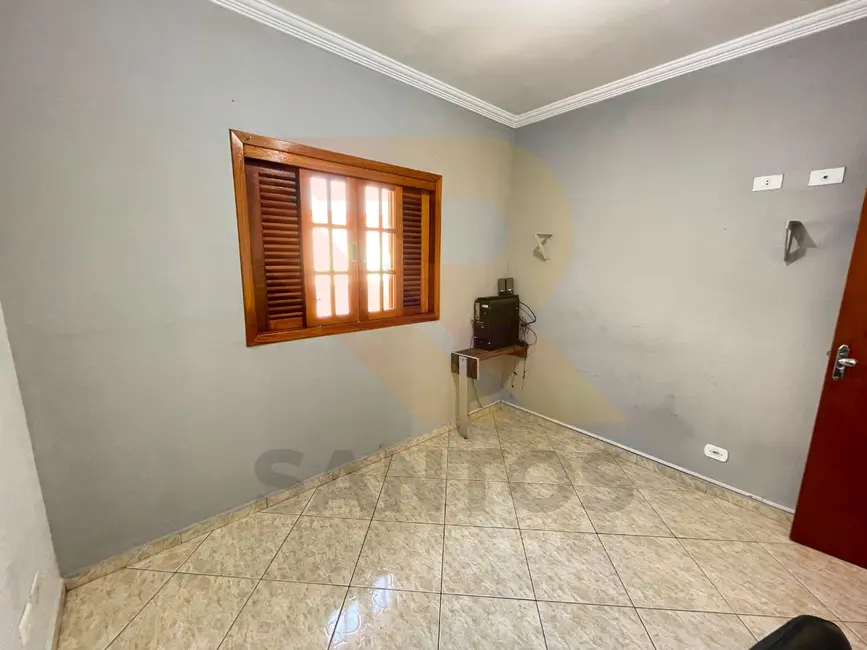 Casa com 3 quartos para alugar, 200m2 em Jardim Rincão, Aruja - SP - imagem 9 Foto 9 de Casa com 3 quartos para alugar, 200m2 em Jardim Rincão, Aruja - SP