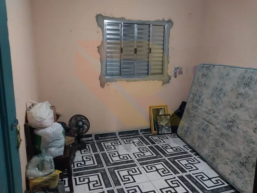 Foto 2 de Casa com 1 quarto à venda, 300m2 em Vila Riman, Aruja - SP