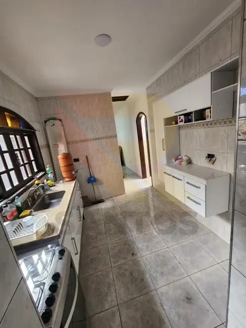 Casa com 3 quartos à venda, 211m2 em Parque Judith, Aruja - SP - imagem 3 Foto 3 de Casa com 3 quartos à venda, 211m2 em Parque Judith, Aruja - SP