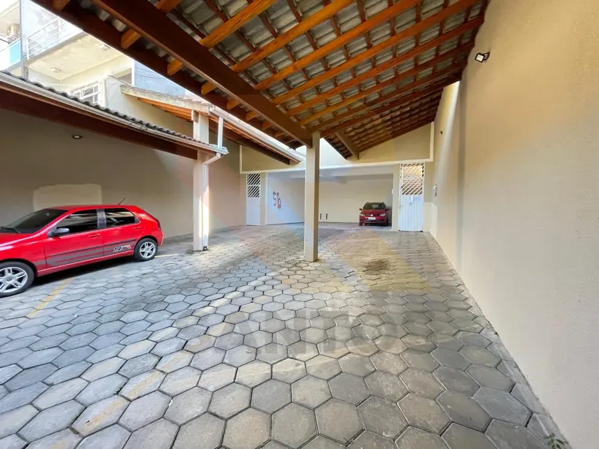 Apartamento com 2 quartos para alugar, 55m2 em Barbosas, Aruja - SP - imagem 2 Foto 2 de Apartamento com 2 quartos para alugar, 55m2 em Barbosas, Aruja - SP