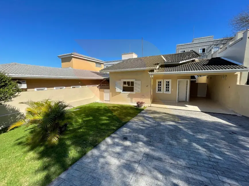 Casa com 3 quartos para alugar, 150m2 em Jardim Rincão, Aruja - SP - imagem 1 Foto 1 de Casa com 3 quartos para alugar, 150m2 em Jardim Rincão, Aruja - SP