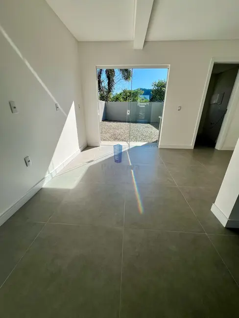 Sobrado com 2 quartos à venda, 108m2 em Espinheiros, Itajai - SC - imagem 2 Foto 2 de Sobrado com 2 quartos à venda, 108m2 em Espinheiros, Itajai - SC