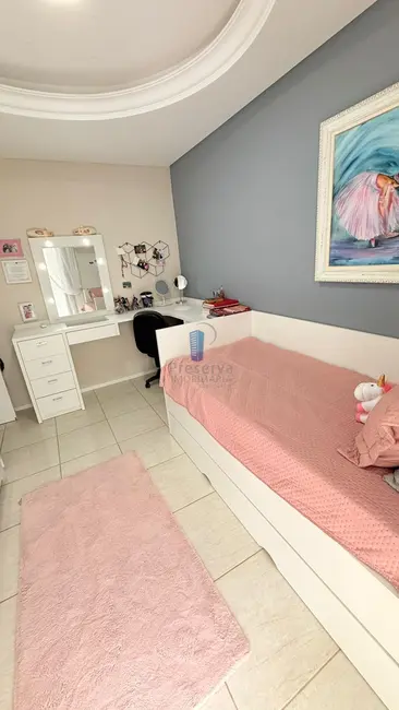 Sobrado com 3 quartos à venda, 200m2 em Fazendinha, Itajai - SC - imagem 8 Foto 8 de Sobrado com 3 quartos à venda, 200m2 em Fazendinha, Itajai - SC