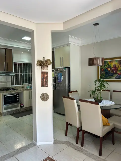 Sobrado com 3 quartos à venda, 200m2 em Fazendinha, Itajai - SC - imagem 4 Foto 4 de Sobrado com 3 quartos à venda, 200m2 em Fazendinha, Itajai - SC