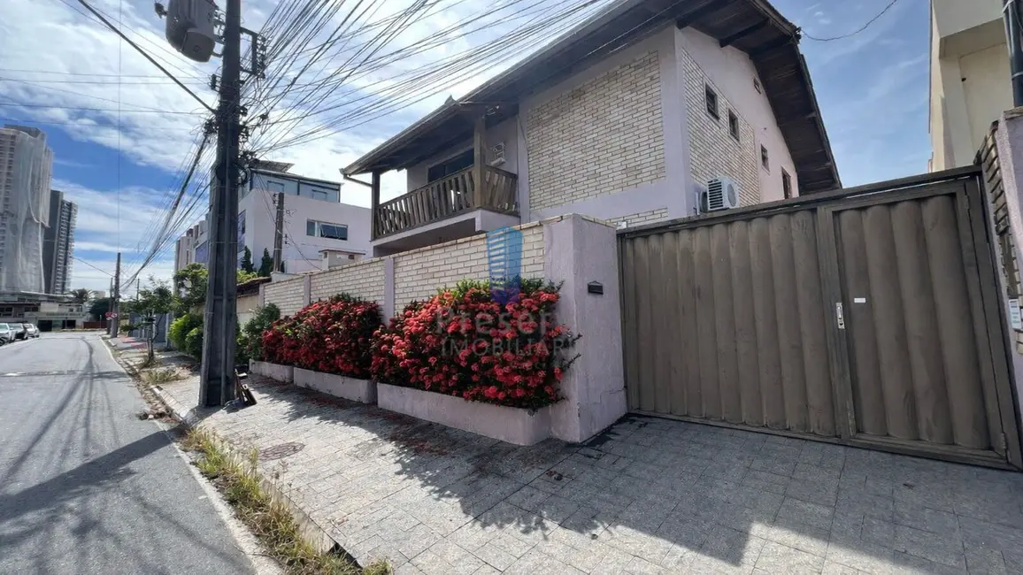Foto 1 de Sobrado com 4 quartos para alugar, 248m2 em Fazenda, Itajai - SC