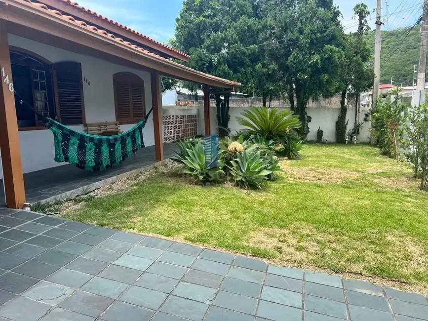 Foto 1 de Casa com 3 quartos para alugar, 400m2 em Fazendinha, Itajai - SC