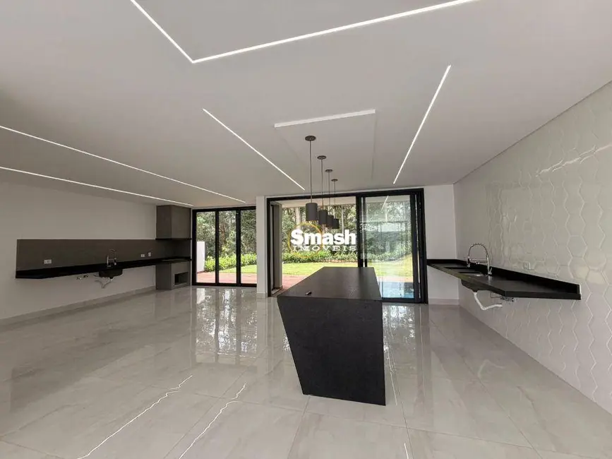 Sobrado com 4 quartos à venda, 305m2 em Jardim Planalto, Aruja - SP - imagem 4 Foto 4 de Sobrado com 4 quartos à venda, 305m2 em Jardim Planalto, Aruja - SP