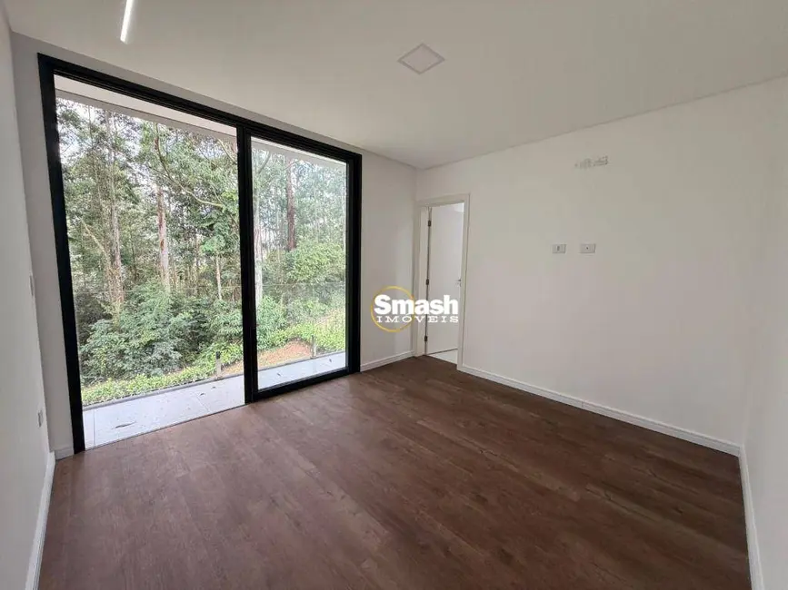 Sobrado com 4 quartos à venda, 305m2 em Jardim Planalto, Aruja - SP - imagem 5 Foto 5 de Sobrado com 4 quartos à venda, 305m2 em Jardim Planalto, Aruja - SP