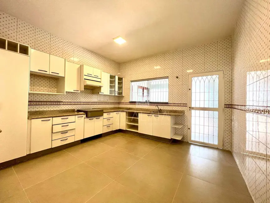 Casa com 4 quartos à venda, 580m2 em Brasilia - DF - imagem 4 Foto 4 de Casa com 4 quartos à venda, 580m2 em Brasilia - DF