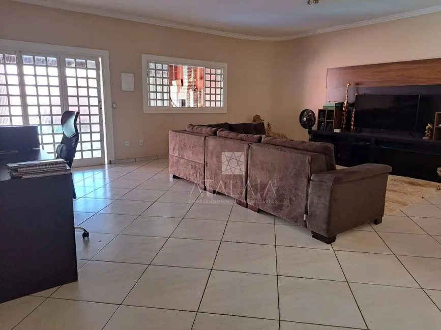 Casa com 3 quartos à venda, 550m2 em Taguatinga - DF - imagem 2 Foto 2 de Casa com 3 quartos à venda, 550m2 em Taguatinga - DF