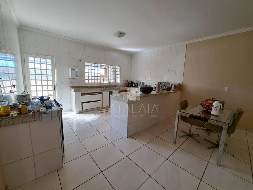 Casa com 3 quartos à venda, 550m2 em Taguatinga - DF - imagem 4 Foto 4 de Casa com 3 quartos à venda, 550m2 em Taguatinga - DF
