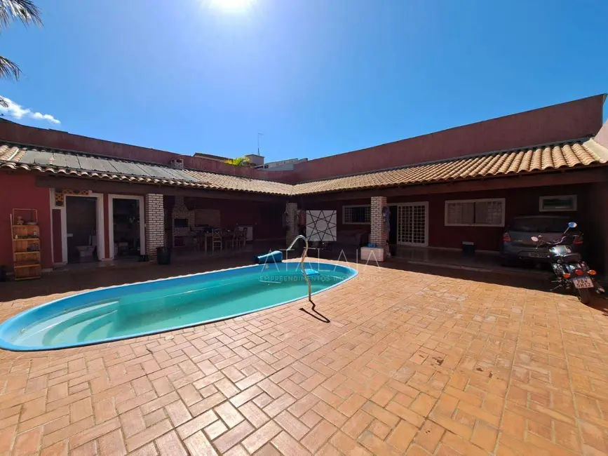 Casa com 3 quartos à venda, 550m2 em Taguatinga - DF - imagem 1 Foto 1 de Casa com 3 quartos à venda, 550m2 em Taguatinga - DF