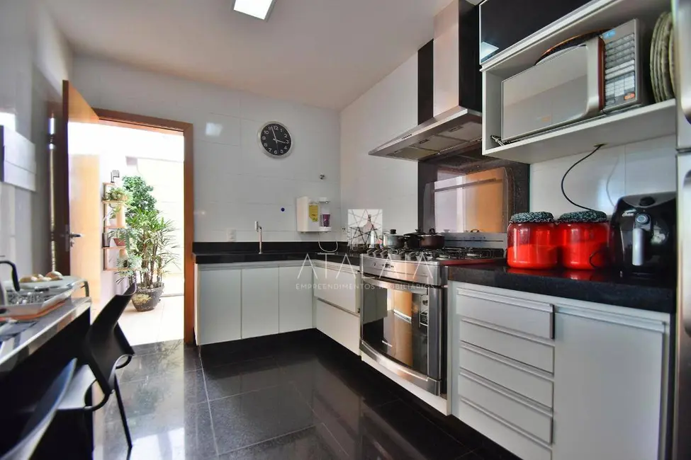 Casa de Condomínio com 6 quartos à venda, 1500m2 em Setor Habitacional Samambaia (Vicente Pires), Brasilia - DF - imagem 3 Foto 3 de Casa de Condomínio com 6 quartos à venda, 1500m2 em Setor Habitacional Samambaia (Vicente Pires), Brasilia - DF