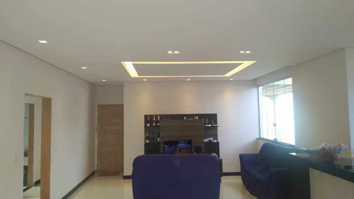Foto 1 de Casa com 3 quartos à venda, 360m2 em Matozinhos - MG