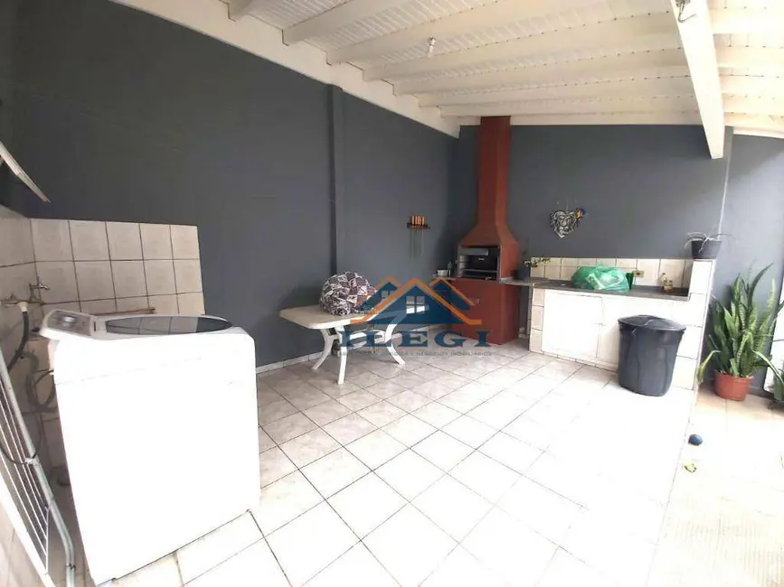 Casa com 3 quartos à venda, 250m2 em João XXIII, Vinhedo - SP - imagem 4 Foto 4 de Casa com 3 quartos à venda, 250m2 em João XXIII, Vinhedo - SP