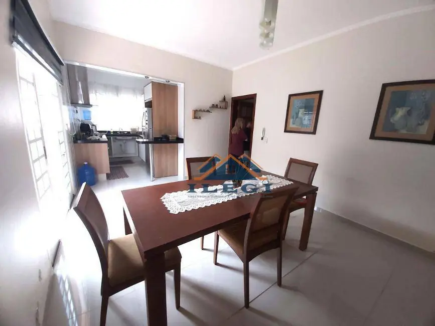 Casa com 3 quartos à venda, 250m2 em João XXIII, Vinhedo - SP - imagem 9 Foto 9 de Casa com 3 quartos à venda, 250m2 em João XXIII, Vinhedo - SP