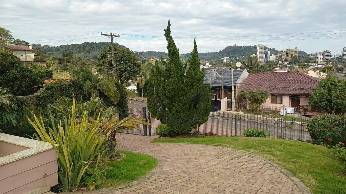 Foto 2 de Casa com 3 quartos à venda, 927m2 em Santo Inácio, Santa Cruz Do Sul - RS