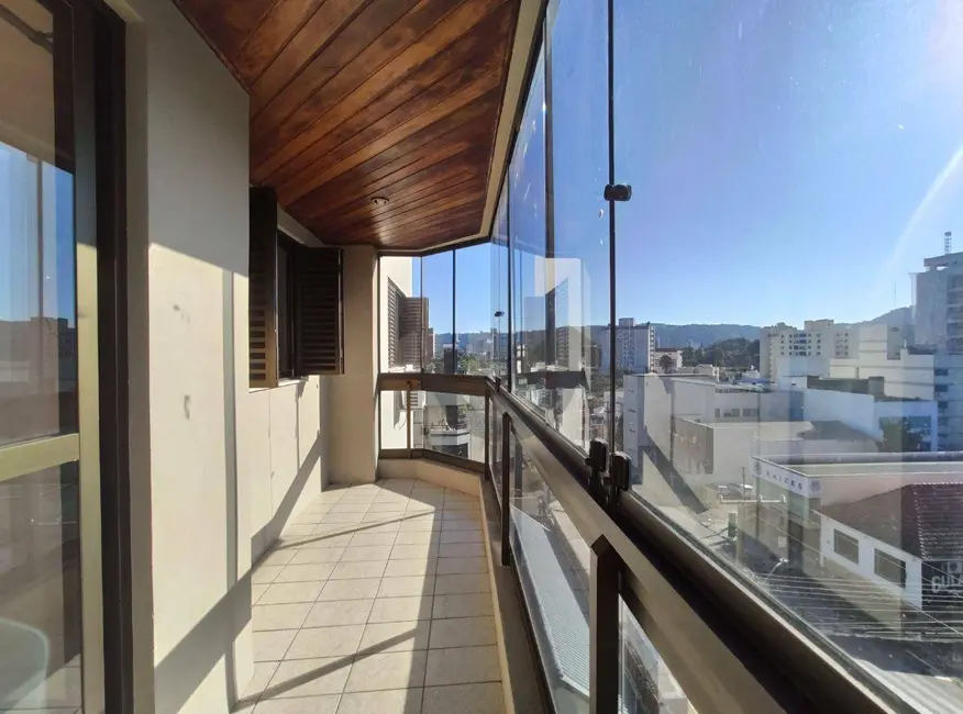 Apartamento com 3 quartos para alugar, 172m2 em Centro, Santa Cruz Do Sul - RS - imagem 6 Foto 6 de Apartamento com 3 quartos para alugar, 172m2 em Centro, Santa Cruz Do Sul - RS