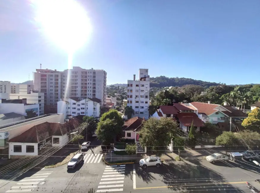 Apartamento com 3 quartos para alugar, 172m2 em Centro, Santa Cruz Do Sul - RS - imagem 8 Foto 8 de Apartamento com 3 quartos para alugar, 172m2 em Centro, Santa Cruz Do Sul - RS