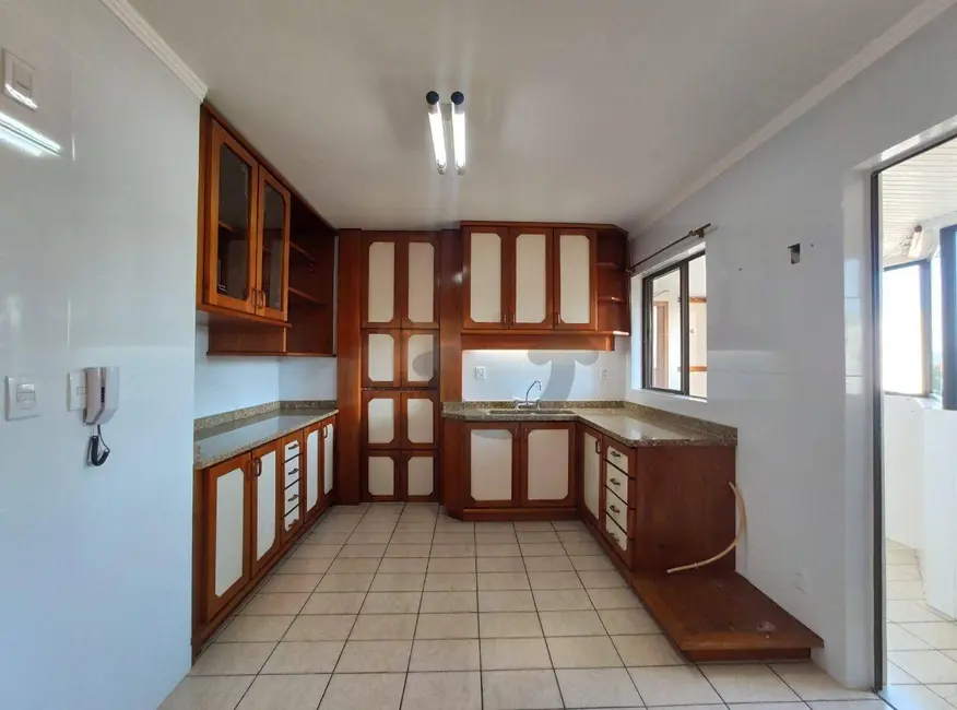 Apartamento com 3 quartos para alugar, 172m2 em Centro, Santa Cruz Do Sul - RS - imagem 9 Foto 9 de Apartamento com 3 quartos para alugar, 172m2 em Centro, Santa Cruz Do Sul - RS