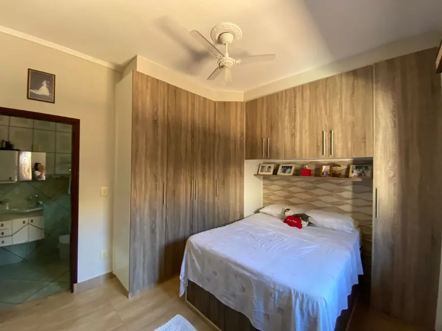 Foto 3 de Casa com 4 quartos à venda, 185m2 em Jaguariuna - SP