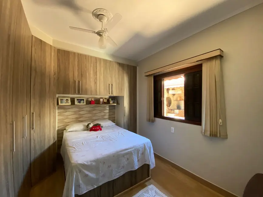 Foto 2 de Casa com 4 quartos à venda, 185m2 em Jaguariuna - SP