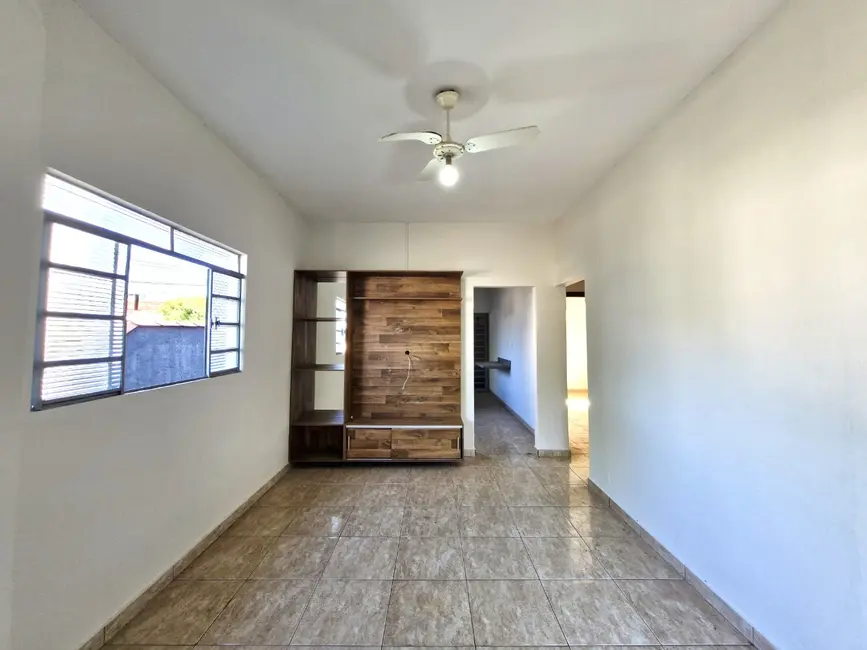 Foto 3 de Casa com 2 quartos para alugar, 132m2 em Jaguariuna - SP